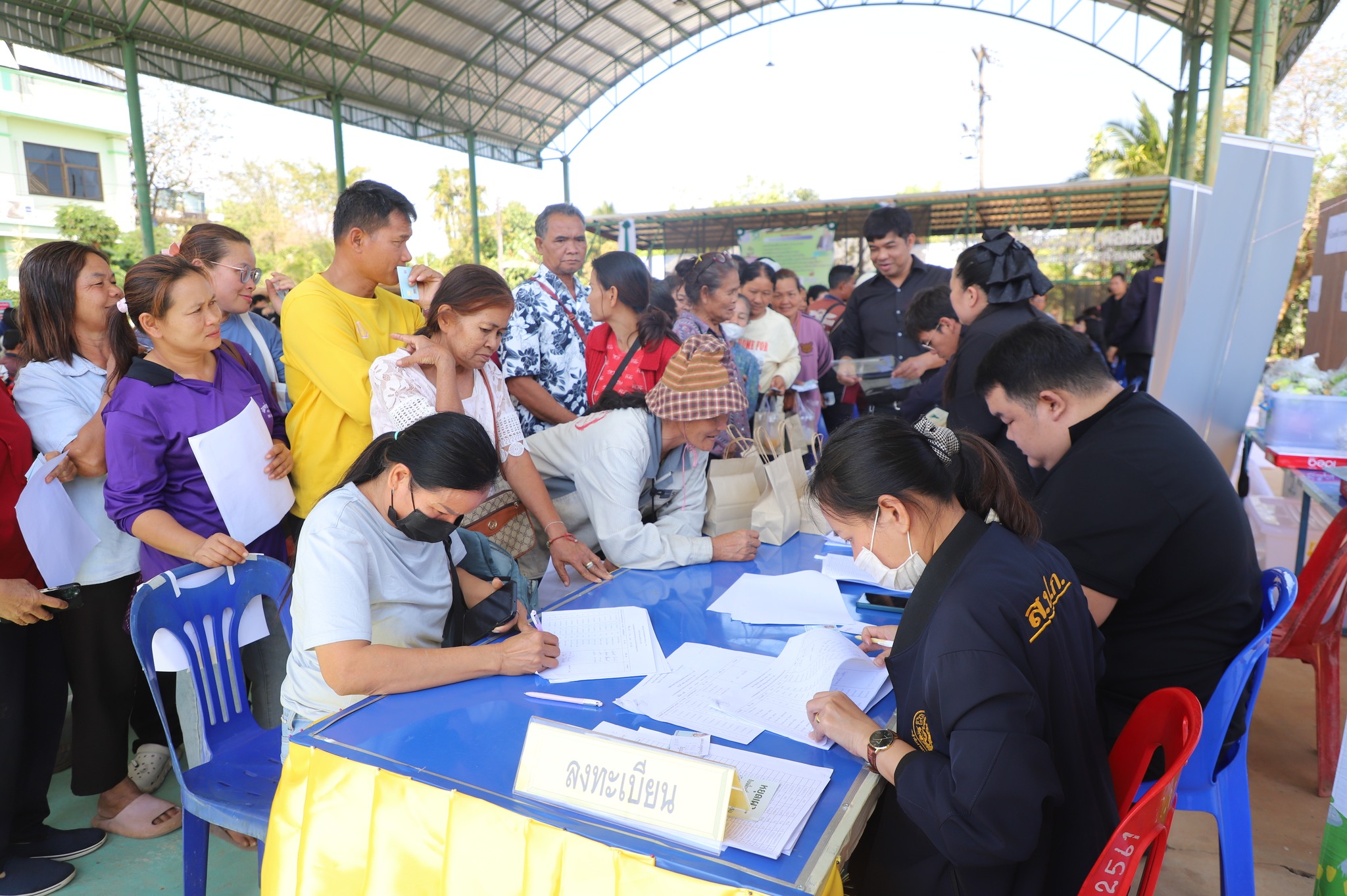 title - ชาวน้ำยืนเฮ ส.ป.ก. ขนทัพบริการถึงที่ ต.เก่าขาม ลดค่าใช้จ่าย ยื่นขอออกโฉนด - ปรึกษาปัญหากฎหมาย ครบจบในที่เดียว